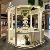 Kiosque de beauté circulaire sur mesure en bois, comptoir d'exposition de cosmétiques pour la promotion de produits de soin de la peau en centre commercial