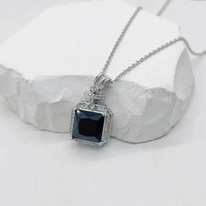 Collier de pierres précieuses plaqué or 18 carats de haute qualité Bijoux Collier pendentif géométrique en zircon pour femmes - Product Image 2