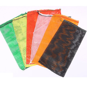 Saco de malla tubular de polipropileno de 25 kg de color rojo para envasar frutas, cebollas y patatas, tipo Raschel. - Product Image 6