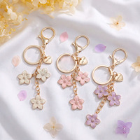 Romantischer Blüten-Schlüsselanhänger für Sie, Gold-Emaille-Blumen-Quasten-Design mit LOVE YOU Herzanhänger, Handtaschen-Accessoire Schlüsselring