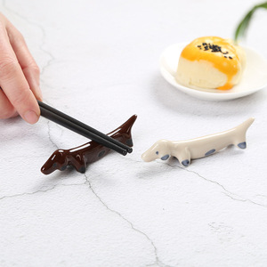 Özel sevimli yaratıcı Dachshund köpek sofra masa süsü seramik yemek çubuğu tutucu raf sırlı çömlek Chopstick dinlenme - Product Image 3