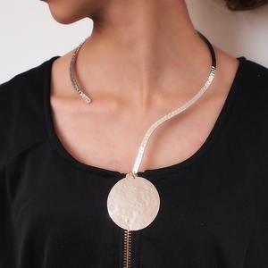 Gargantilla <span class=keywords><strong>de</strong></span> torsión con signo <span class=keywords><strong>de</strong></span> interrogación <span class=keywords><strong>de</strong></span> moda, Collar <span class=keywords><strong>de</strong></span> Metal Punk para mujer, accesorios <span class=keywords><strong>de</strong></span> cuello llamativo para regalo <span class=keywords><strong>de</strong></span> aleación - Product Image 2