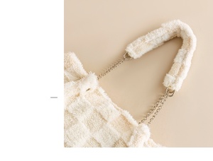 Túi xách sang trọng được kiểm tra trong một màu kem mềm mại với thiết kế chuỗi trắng thời trang và dễ thương - Product Image 5