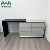 Bureau d'écriture nordique simple et élégant avec bibliothèque intégrée, design convivial, idéal pour le travail quotidien et l'étude à domicile dans la chambre.