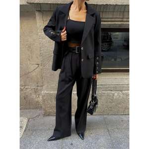 ชุดสูททอผ้าสำหรับผู้หญิงผิวสี ชุดแจ็คเก็ตทรงบัสติเยร์แขนสั้นติดกระดุม 4 เม็ด และกางเกงขายาว - Product Image 5