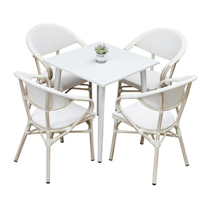 Conjunto de Jardín para Exteriores, Mesa de Ratán y 4 Sillas, Resistente a la Intemperie, Diseño Contemporáneo para Patio, Balcón o Terraza - Product Image 1