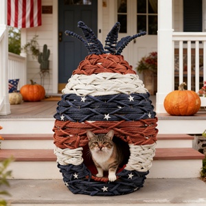 Casa para Mascotas de Ratán Tejida a Mano de Primera Calidad, Cama para Perros y Gatos, Cueva con Diseño de Bandera Estadounidense, Estrellas y Rayas, Tema Patriótico de EE. UU., Mimbre Acogedor para Interiores - Product Image 1