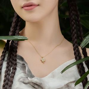 สร้อยข้อมือพร้อมจี้หยกเฮเทียนชุบทองคำขาว 18K เงินแท้ 925 ดีไซน์หรูหราสไตล์จีนสำหรับผู้หญิง ยี่ห้อ DYLAM - Product Image 4