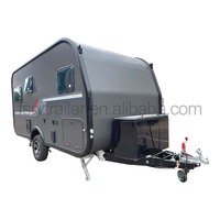 Camping-car moderne en excellent état, tout-terrain, pour le camping et les voyages, remorques de restauration, construction en aluminium avec salle de bain