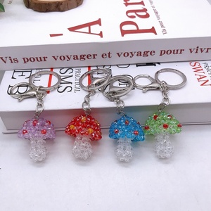 พวงกุญแจโลหะแบบกำหนดเองได้ ของตกแต่งกระเป๋าสะพายเด็ก ลูกปัดอะคริลิคใสทรงเหลี่ยม งานแฮนด์เมด พวงกุญแจรูปเห็ดน่ารักสำหรับรถยนต์ - Product Image 1