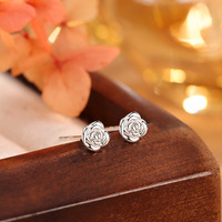 Zierliche Gold Vermeil S925 Silber Rosen-Ohrstecker Sterling Silber Skulpturierte Blumen-Ohrstecker