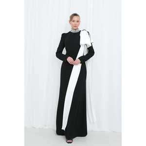 Robe de soirée élégante pour femme, noire, style fourreau, col haut, en crêpe, avec nœud blanc contrastant, détail de col en perles amovible - Product Image 1