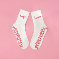 Chaussettes de yoga antidérapantes en coton premium pour femme, avec logo personnalisé acceptable, motif mignon, pour l'automne, avec logo en silicone sur la semelle pour le Pilates