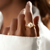 Vente en gros de bagues en perles plaquées or, collection moderne minimaliste, bijoux légers et tendance pour femmes et filles