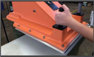 Máquina cortadora de brazo oscilante hidráulico, suela de zapatilla de goma, precio de máquina para hacer zapatos, 20T/25T - Product Image 2