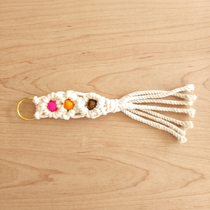 Nouveau porte-clés bohème fait main en macramé avec pendentif pompon en perles de bois pour cadeau et décoration de sac - Product Image 3