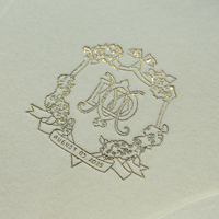 2026 Ovale Creme-Samt Hochzeitsmenükarte mit Geprägtem Blumenmuster Gold Heißprägung Monogramm Elegantes Bankett-Tischmenü