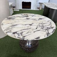 Table à manger moderne en marbre sur mesure, plateau Calacatta Viola à veines violettes, piédestal vase en marbre noir et or pour hôtel et villa