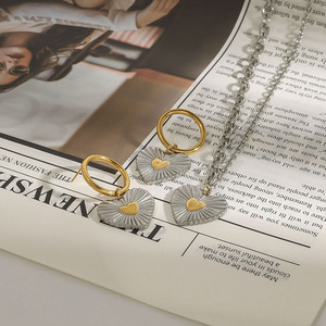 Collar con Colgante de Corazón de Acero Inoxidable, Diseño Acanalado en Bloques de Color Dorado y Plateado, Joyería de Regalo - Product Image 3