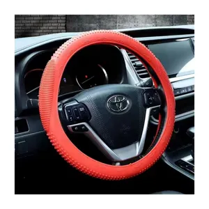 Approvisionnement d'usine en gros pas cher Nouveau Design Vente en gros Voiture Universelle 165g Motif de peau Housse de volant en silicone