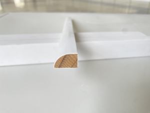 Moulures en pin durables et écologiques, finition apprêtée blanche pour les intérieurs modernes - Product Image 2