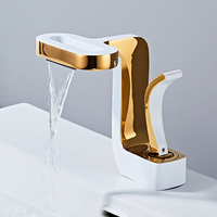 Robinet de lavabo chaud et froid au design artistique mitigeur de baignoire cascade à poignée unique