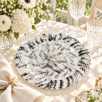 Strukturierter Transparenter PS-Platzteller 13 Zoll Modernes Blumenrelief mit Künstlerischer Schwarzer Marmorierung für Hochzeit Party Tischdekoration