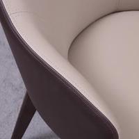 Chaise de salle à manger de luxe italienne au design nordique, avec accoudoirs rembourrés en cuir et dossier en bois haut de gamme, pour la maison et les hôtels