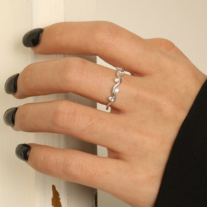 แหวนเงินแท้ 925 ชุบทอง 18K ดีไซน์มินิมอล ประดับเพชรซิคอนรูปคลื่น - Product Image 3