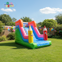 Toboggan gonflable de haute qualité en PVC sur le thème des crayons de couleur, idéal pour les activités de location de jeux de jardin.