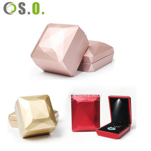 Caja de joyería de plástico con luz LED, color blanco, rojo, con logotipo personalizado al por mayor, para collares, brazaletes, pendientes y anillos. - Product Image 1