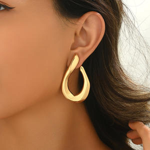 Boucles d'oreilles en forme de U torsadées avec découpe de personnalité délicate pour accessoires pour femmes - Product Image 3