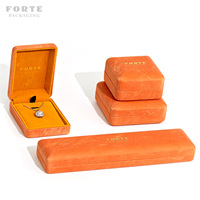Boîte à bijoux de luxe FORTE en cuir PU orange vibrant avec intérieur en velours, logo personnalisé et service de marquage à chaud