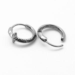 Pendientes de Aro Huggie Personalizados para Hombre, Acero Inoxidable 316L Hipoalergénico, Diseño Grabado con Púas, Estilo Vintage Punk Gótico, Regalo - Product Image 4