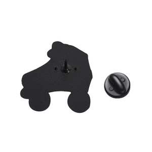 Letra con forma de patín de ruedas verde, así es <span class=keywords><strong>como</strong></span> ruedo, venta al por mayor, artesanías de Metal, rodillo de esmalte suave, Pin de solapa de esmalte suave para bolsa - Product Image 2