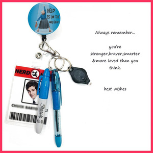Vente directe d'usine de porte-badge rétractable Help is On The Way avec clip crocodile rotatif et boucle à tirage facile. - Product Image 3
