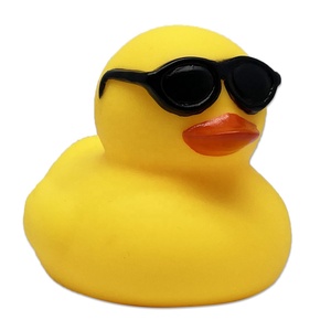 Bán buôn mini đồng bằng thiết kế 10 loại PVC biểu tượng tùy chỉnh số lượng lớn bồn tắm kêu cót két Vàng tắm vịt Đồ chơi kính mát cao su vịt - Product Image 3