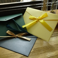 Boîte en papier personnalisée avec logo en feuille d'or de mariage Emballage cadeau haut de gamme en forme d'enveloppe pour écharpe/châle avec nœud en ruban et porte