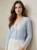 Cardigan en laine 100 % biologique pour femme, col en V, bleu doux, avec bordure en dentelle, certifié GOTS, style luxe discret