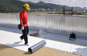 Surface brillante de feuille de membrane d'imperméabilisation de PVC avec le renfort intérieur pour des tunnels de toit de revêtement de <span class=keywords><strong>piscine</strong></span> faits polyester en plastique - Product Image 6