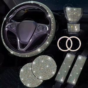 Ensemble d'accessoires de voiture populaires en cuir PU Xingyue, comprenant un couvre-volant à 3 branches scintillant, un couvre-levier de vitesse, un couvre-frein à main et un coussinet d'accoudoir. - Product Image 3