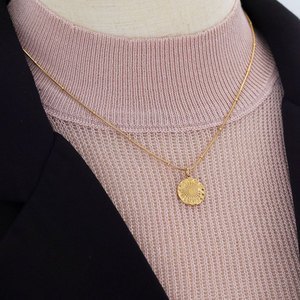 Collar de Joyería con Colgante de Moneda Daisy en Acero Inoxidable 316L, Chapado en Oro de 18k, Resistente al Agua y al Deslustre, con Logotipo Personalizado para Mujer - Product Image 2