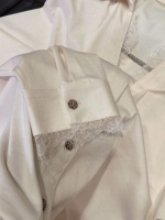 Blus Elegan Kasual Bernapas dengan MOQ Rendah, 45% Katun 45% Modal 10% Wol, Hiasan Renda, Kerah V, Kancing Depan, Lengan Panjang, Kemeja Premium