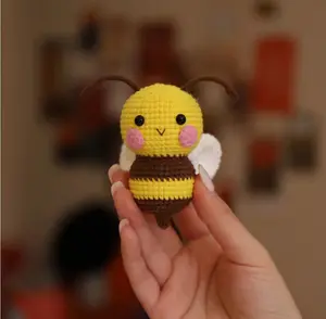 Venda quente artesanal de malha abelha macia recheado animal presente crochet mini abelha amigurumi boneca pequena crochet abelha bumble boneca brinquedos