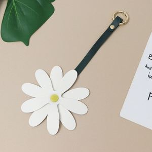 Pu Leather Daisy <b>Bag</b> <b>Charm</b> Chrysanthemum Design Keychain Trendy Flower Key <b>Charms</b> - Product Image 1