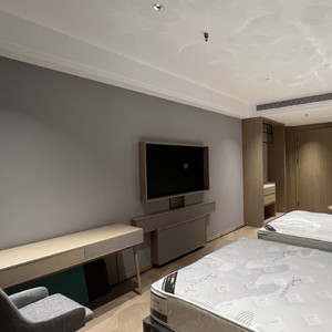 Juego completo de muebles de dormitorio económicos, de madera y colchón con marco de cama de hotel cabecero, mesitas de noche y mesas auxiliares, armario - Product Image 4