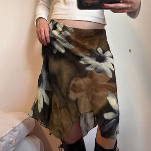 Jupe d'été mi-longue évasée à taille naturelle, imprimé floral bohème vintage, avec empiècement en maille extensible écologique et ourlet asymétrique - Product Image 3