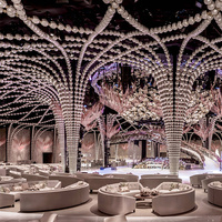 Lustre personnalisé en forme d'arche gothique avec perles, longue bande de cristaux roses, éclairage romantique rose blush pour salle de banquet de mariage
