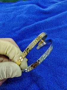 Brazalete de oro de 18K con forma de C para hombres y mujeres, pulsera ajustable con martillo, acabado martillado, venta al por mayor - Product Image 2