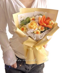 Elegante Bouquet di Rose e Tulipani Annodati a Mano con Fiori in Filato, <span class=keywords><strong>Regalo</strong></span> Transfrontaliero per San Valentino e <span class=keywords><strong>Compleanno</strong></span> della <span class=keywords><strong>Fidanzata</strong></span> - Product Image 5